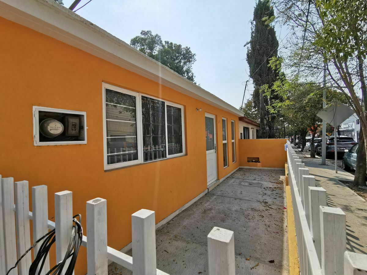 2 de 19: Patio al frente de la casa