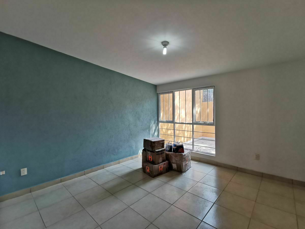 14 de 19: Habitación 2 con vista a patio trasero