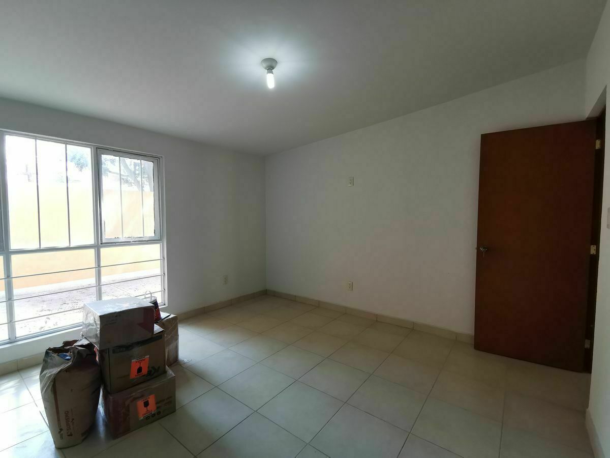 15 de 19: Habitación 2 con vista a patio trasero