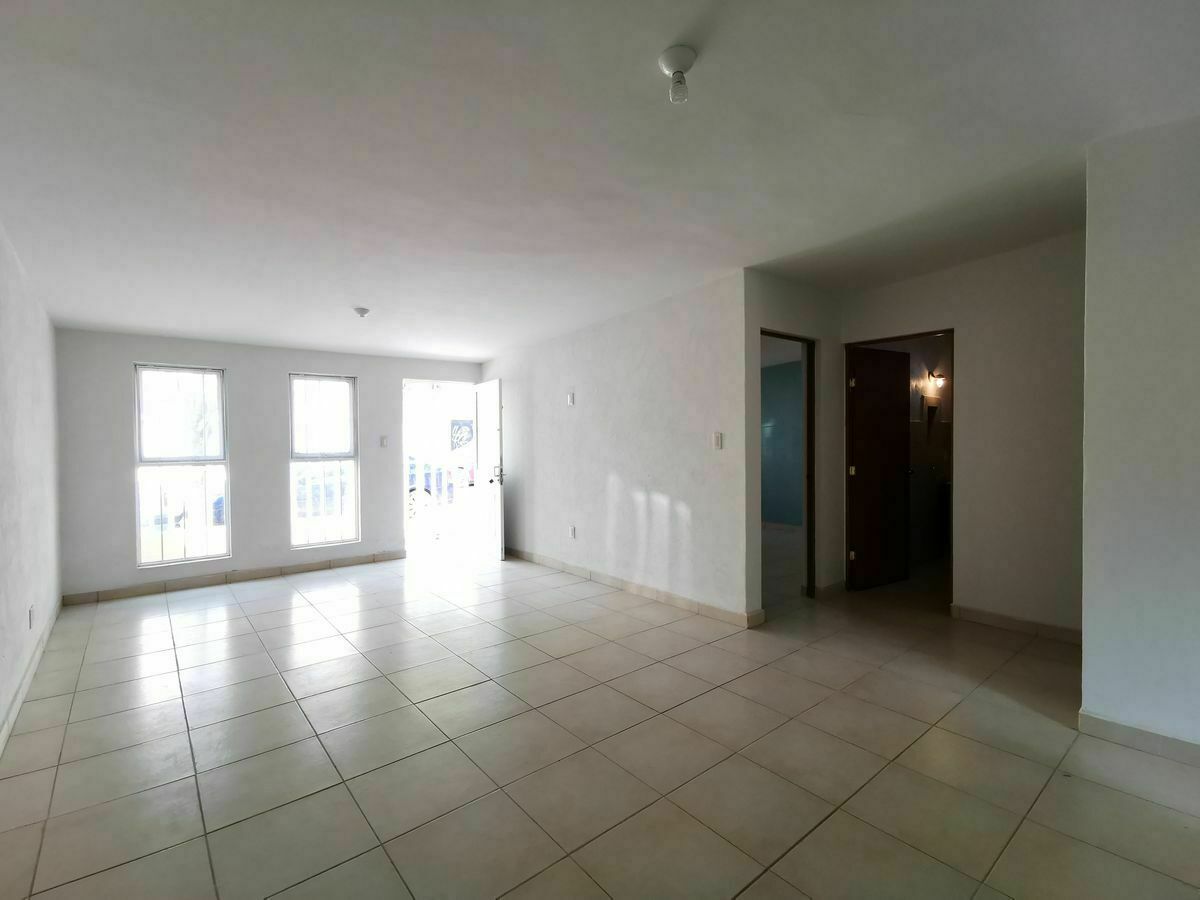 5 de 19: Sala y Acceso a Baño y Recámaras