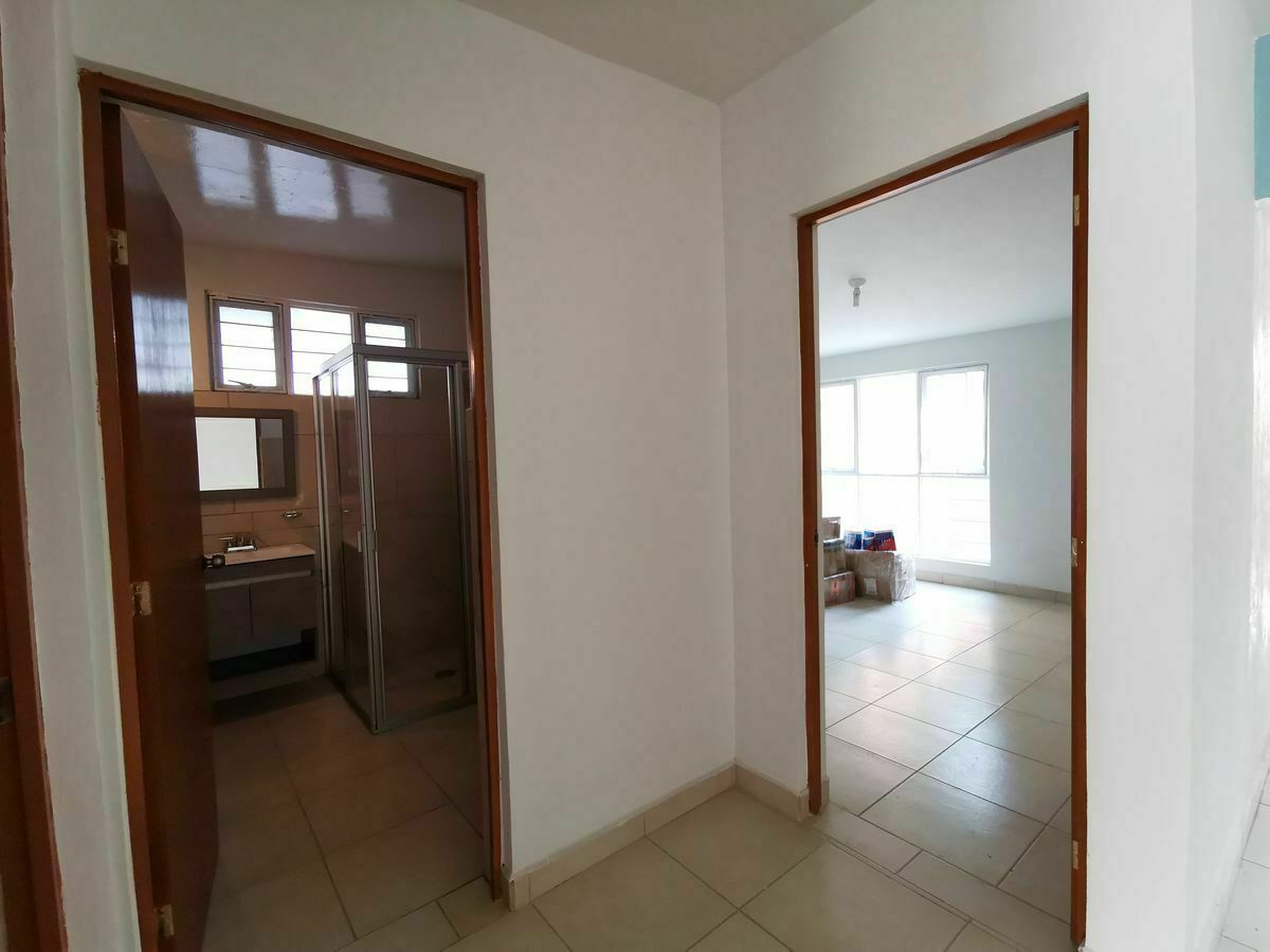 9 de 19: Acceso a Baño y Habitaciones