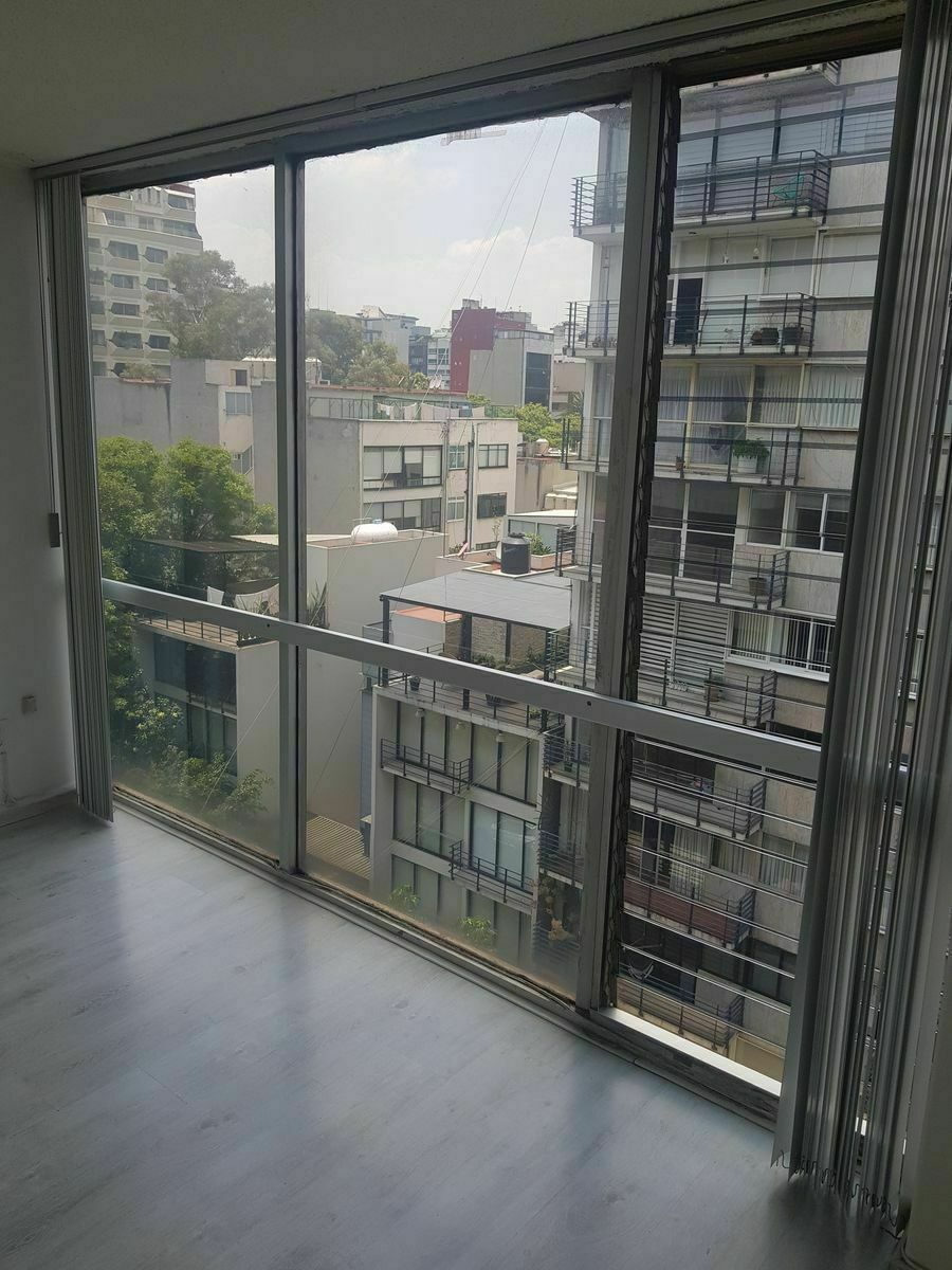 1 de 22: Vista periférica a la calle