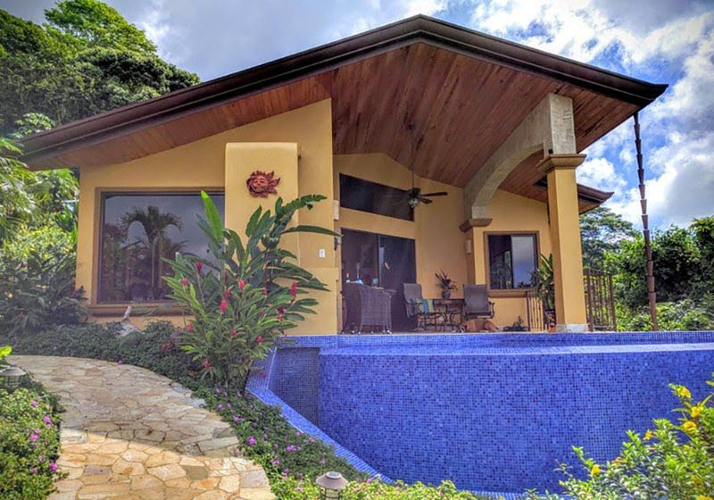 2 de 18: Guest house with infinity pool.