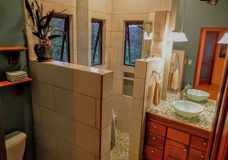8 de 18: Bathroom with glass sink and Delta fixtures.