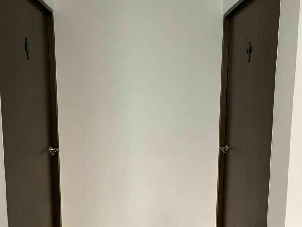 20 de 23: Servicios de baños del Gimnasio.