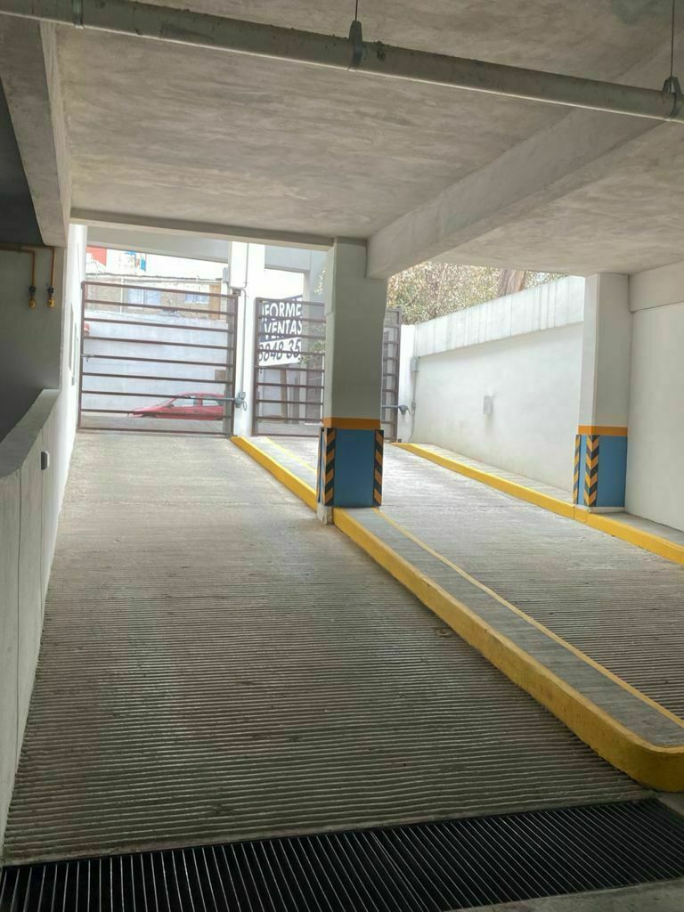 21 de 23: Entrada al estacionamiento con puerta eléctica.