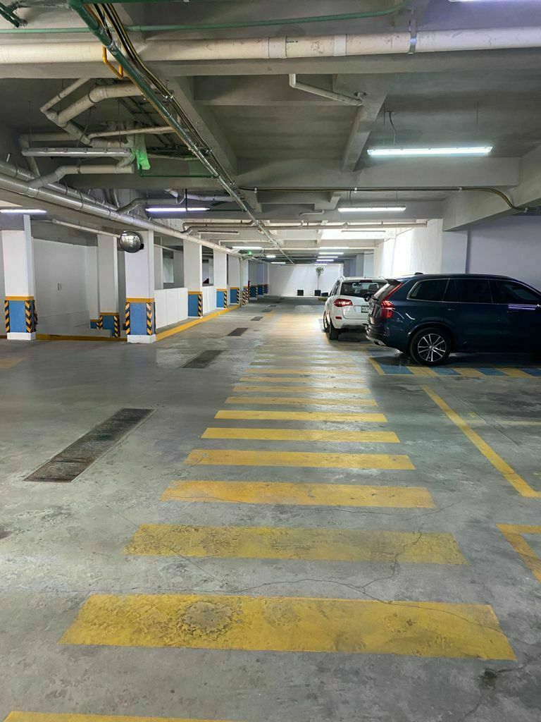 22 de 23: Estacionamiento amplio y lugares libres.