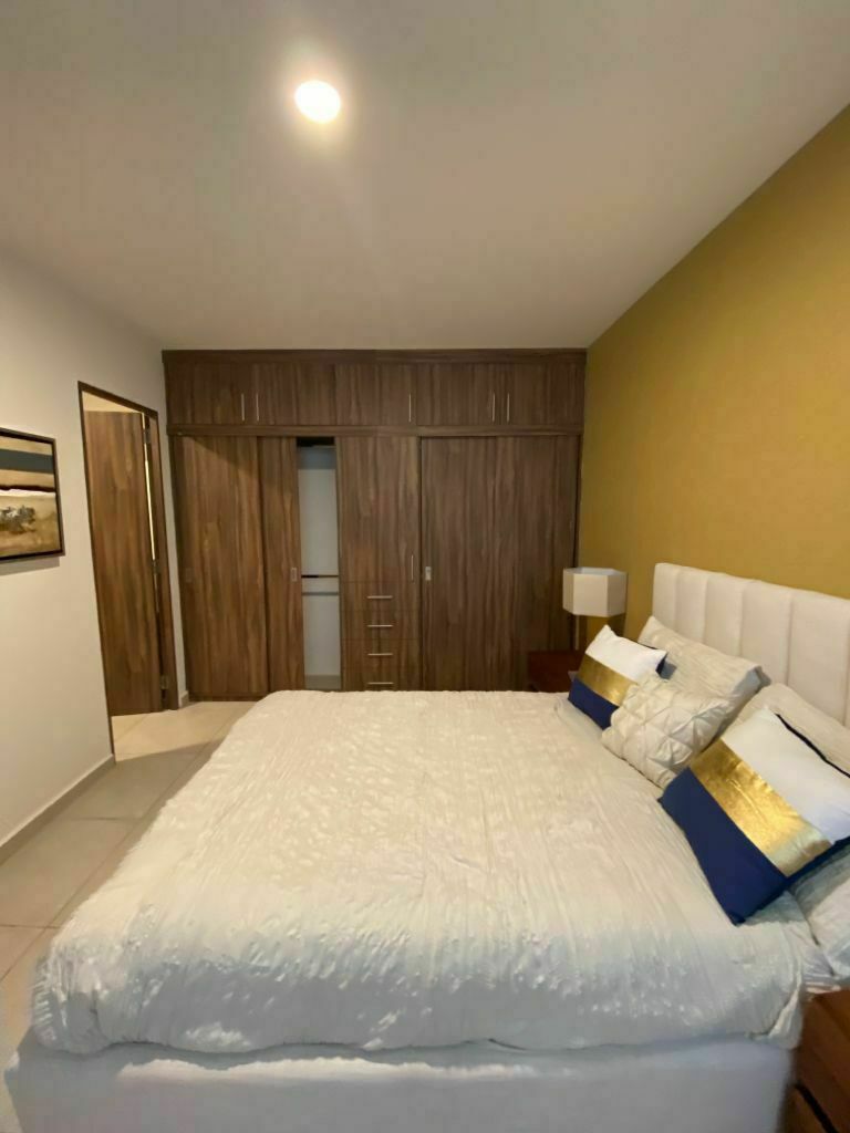 4 de 23: Recámara Principal, con baño y closet. 