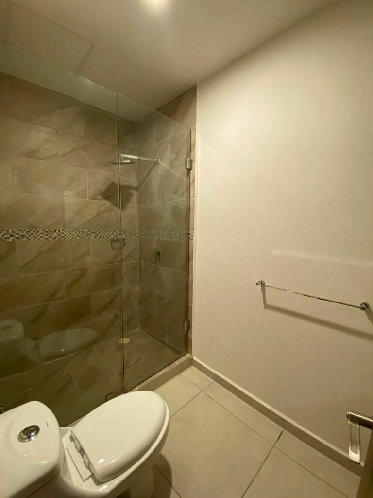 8 de 23: Baño completo recámara secundaria.