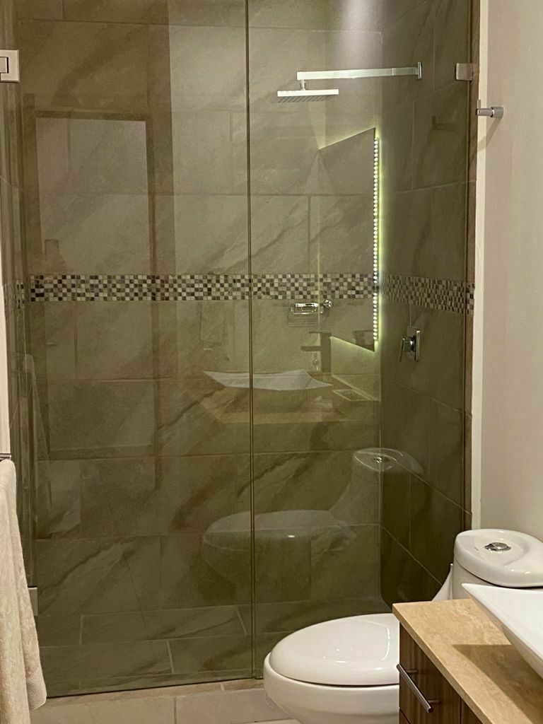 10 de 23: Baño completo family room