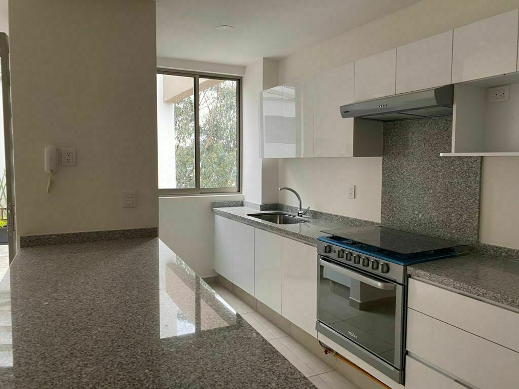 Cocina equipada con granito y estufa 6 quemadores., foto 2 de 21
