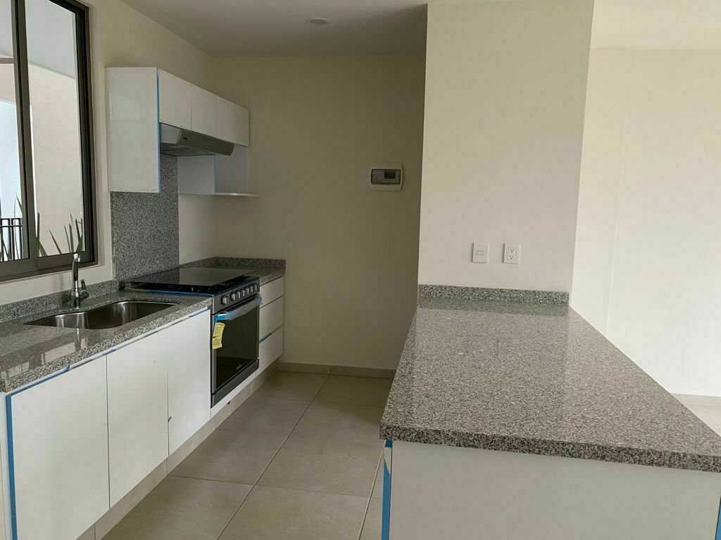 Cocina equipada con barras de granito, campana y desayunador, foto 6 de 23