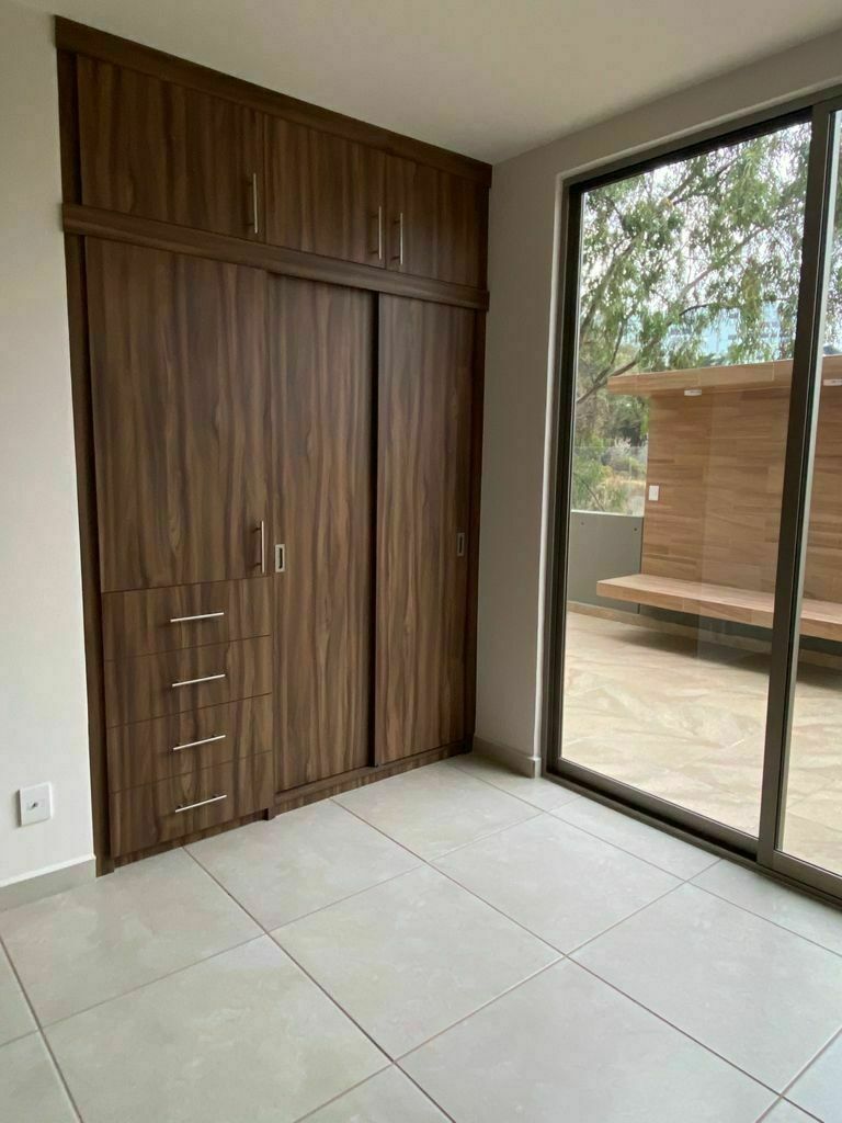 Vista de la recámara hacia las terraza con puerta de salida., foto 12 de 23