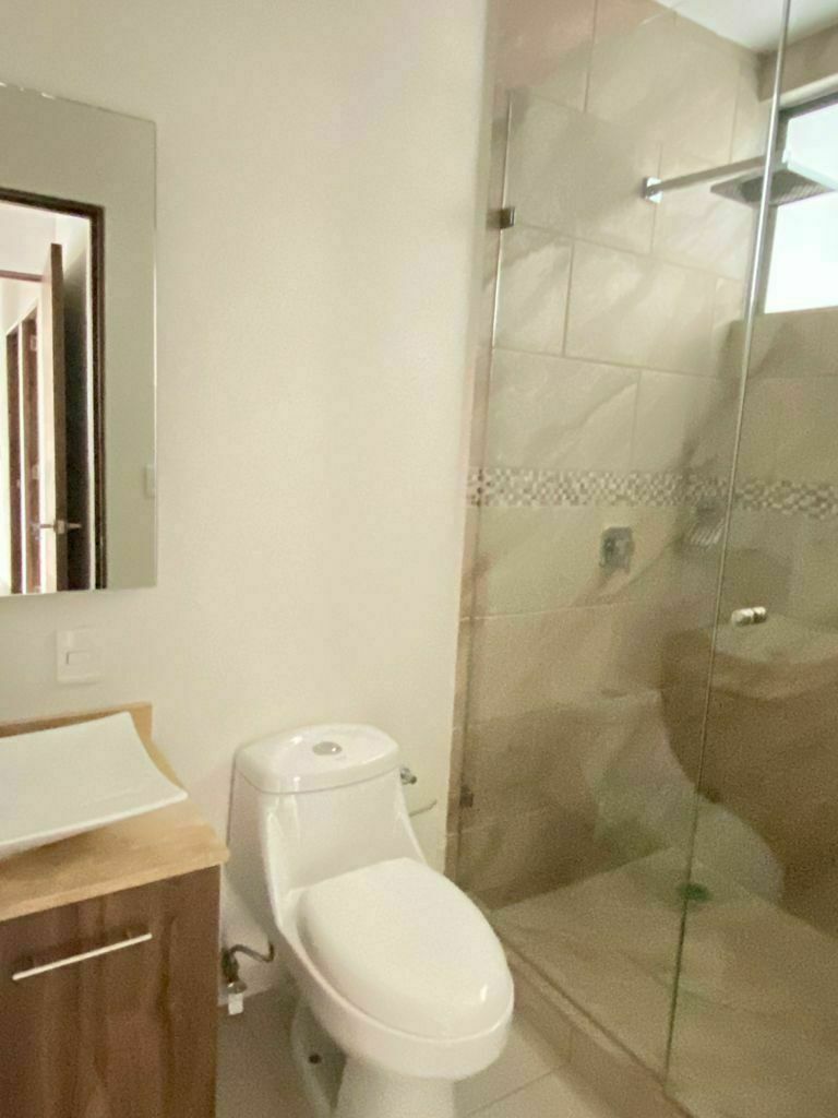 Baño de Recámara principal con mármol y vidrio templado., foto 13 de 23