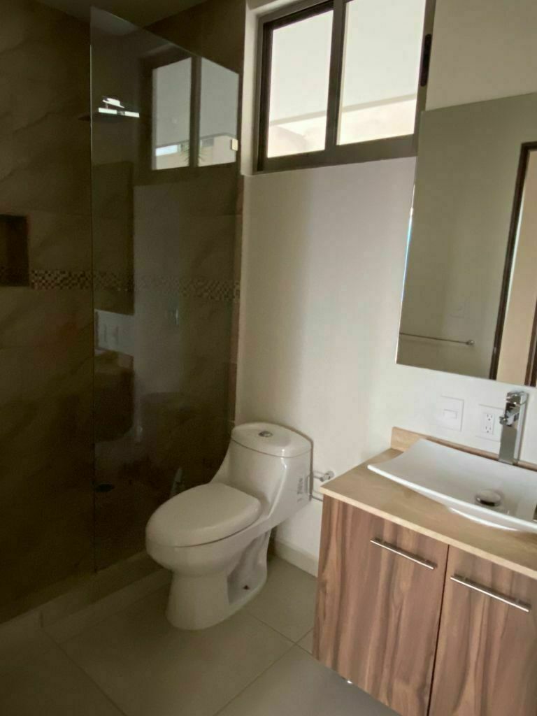Baño completo de recámara secundaria., foto 15 de 23