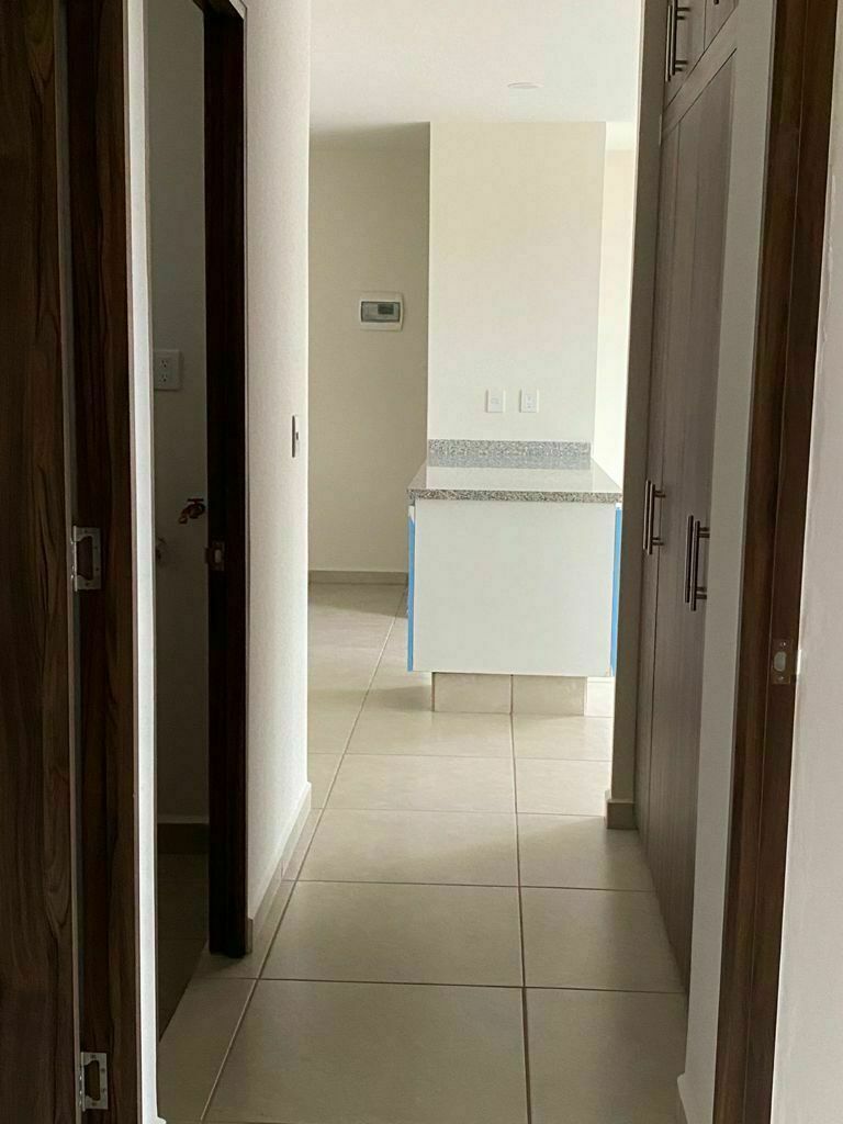 Pasillo de acceso de recámaras hacia la cocina., foto 16 de 23