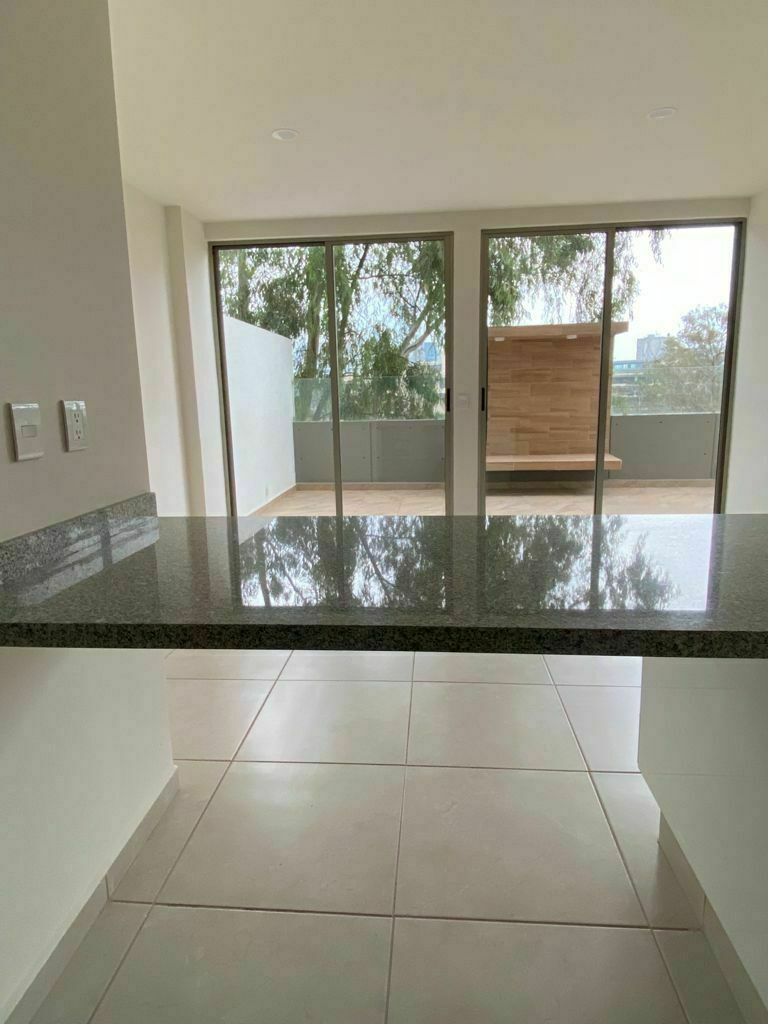 Vista desde la barra desayunadora hacia terraza., foto 17 de 23