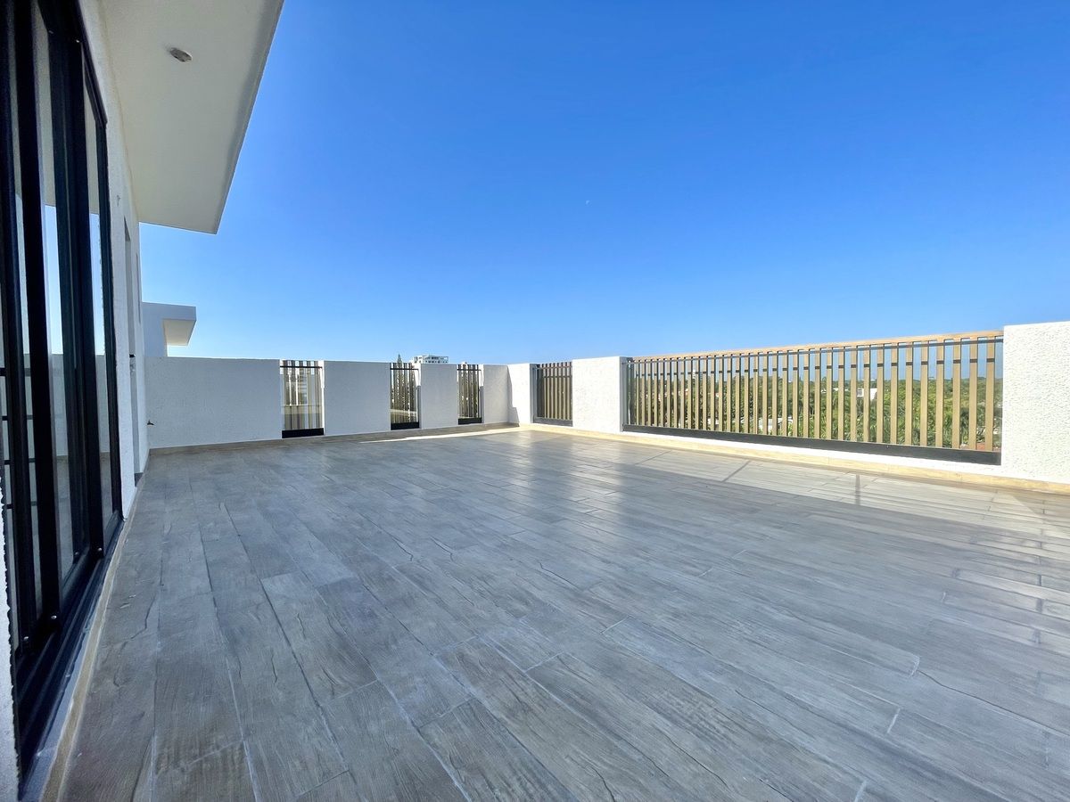 14 de 17: Otra parte de terraza destechada privada