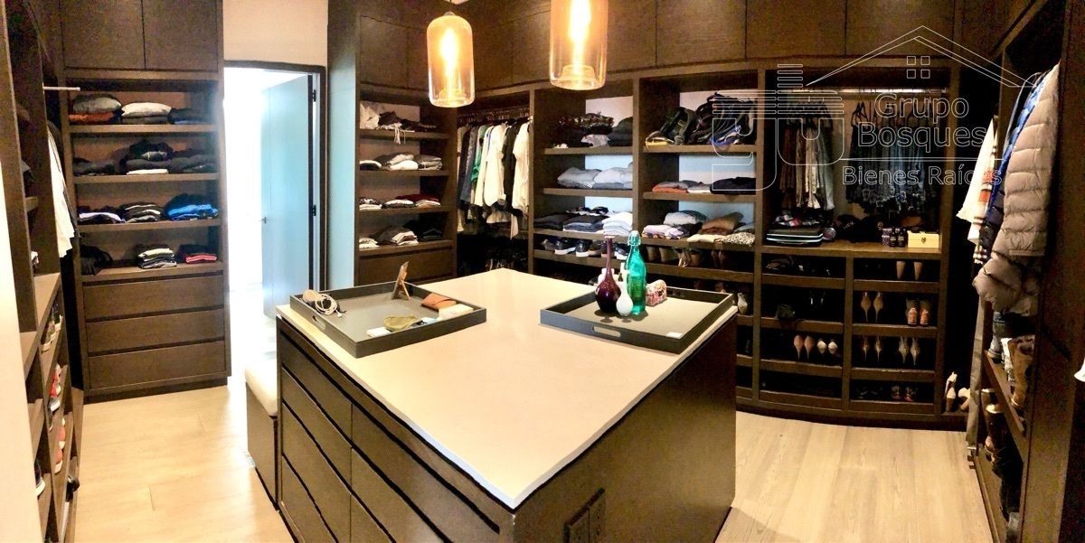 30 de 48: Vestidor principal 