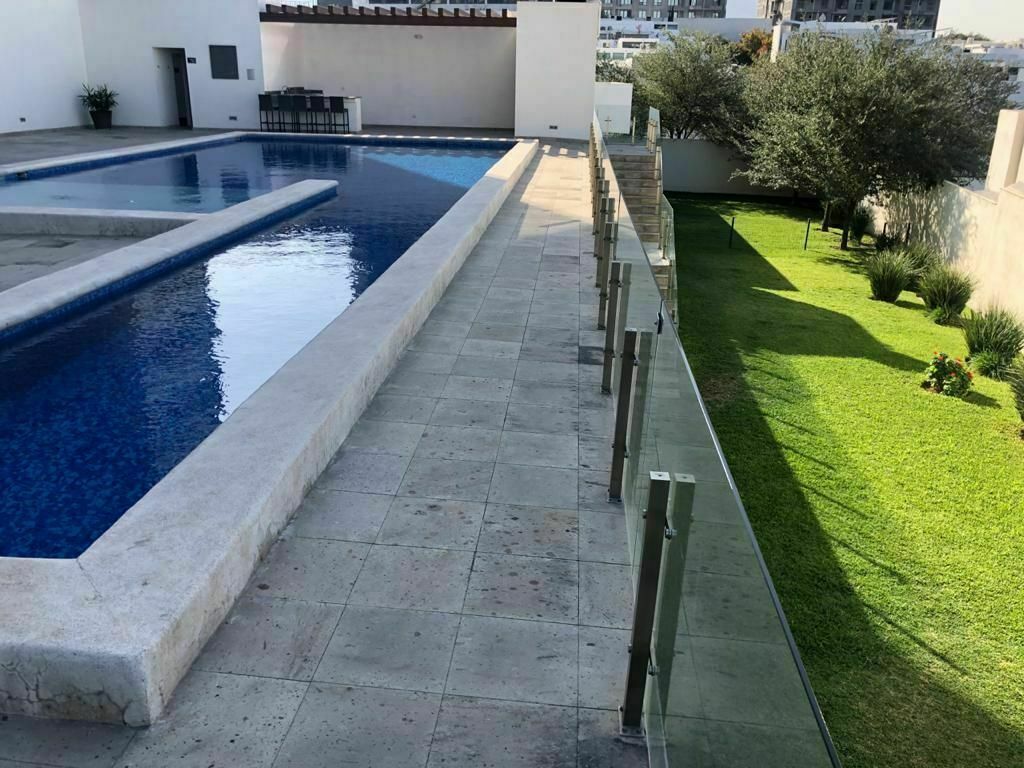 19 de 33: Área de alberca y jardín