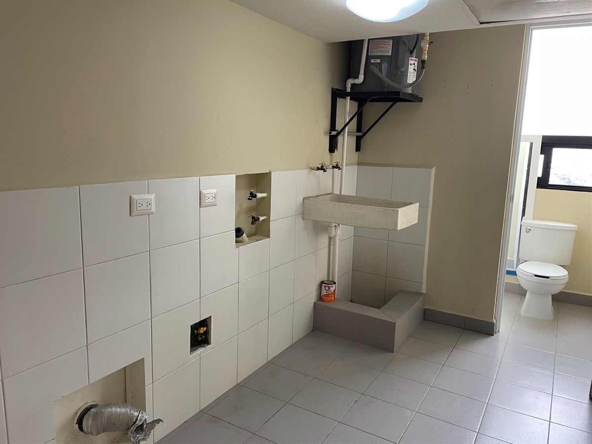 15 de 33: Lavandería muy grande con baño completo de servicio 