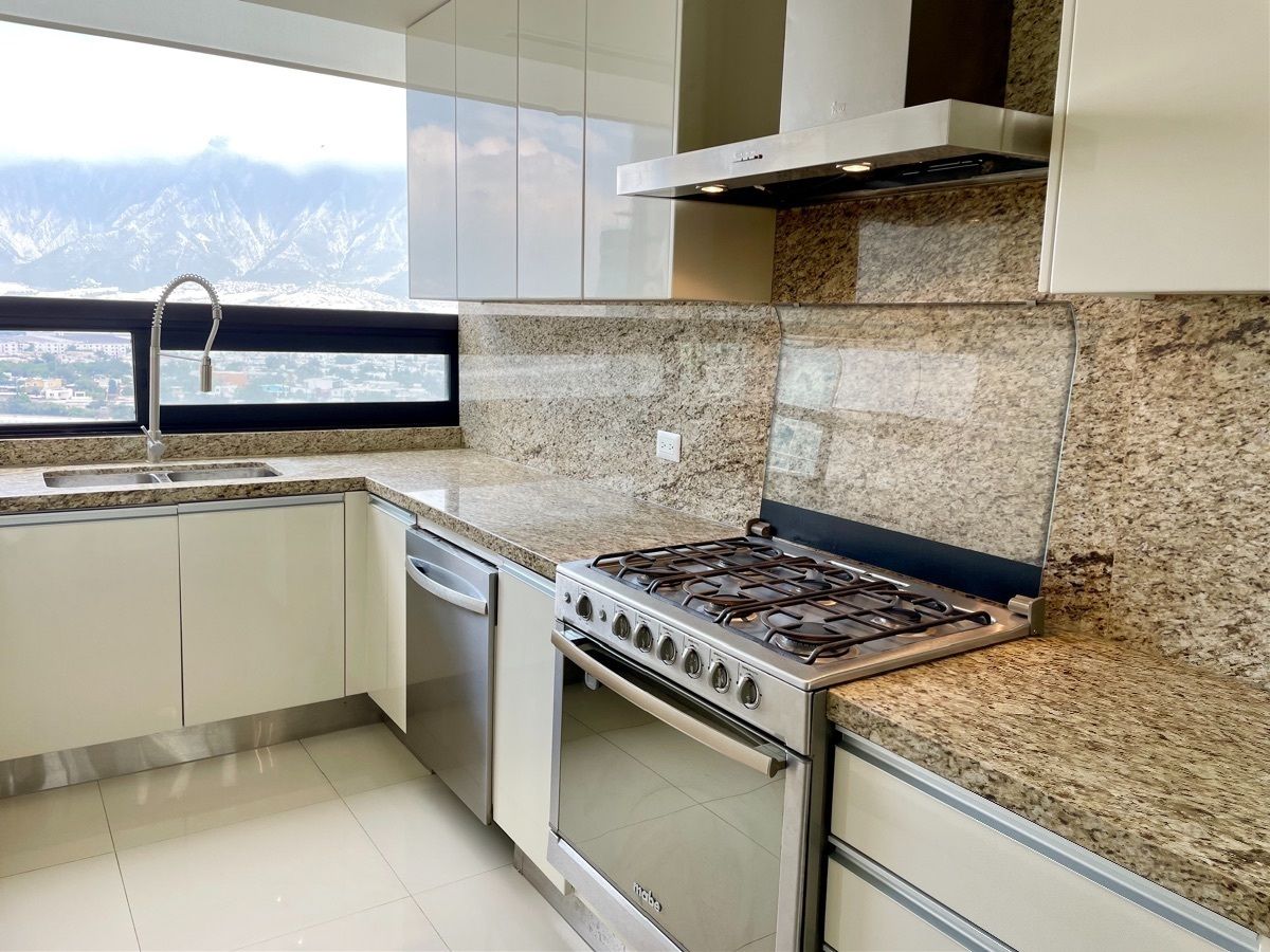 5 de 33: Cocina equipada con horno, estufa, campana y dishwasher