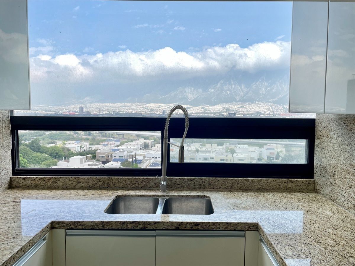 6 de 33: Cocina con hermosa vista al Cerro de las Mitras