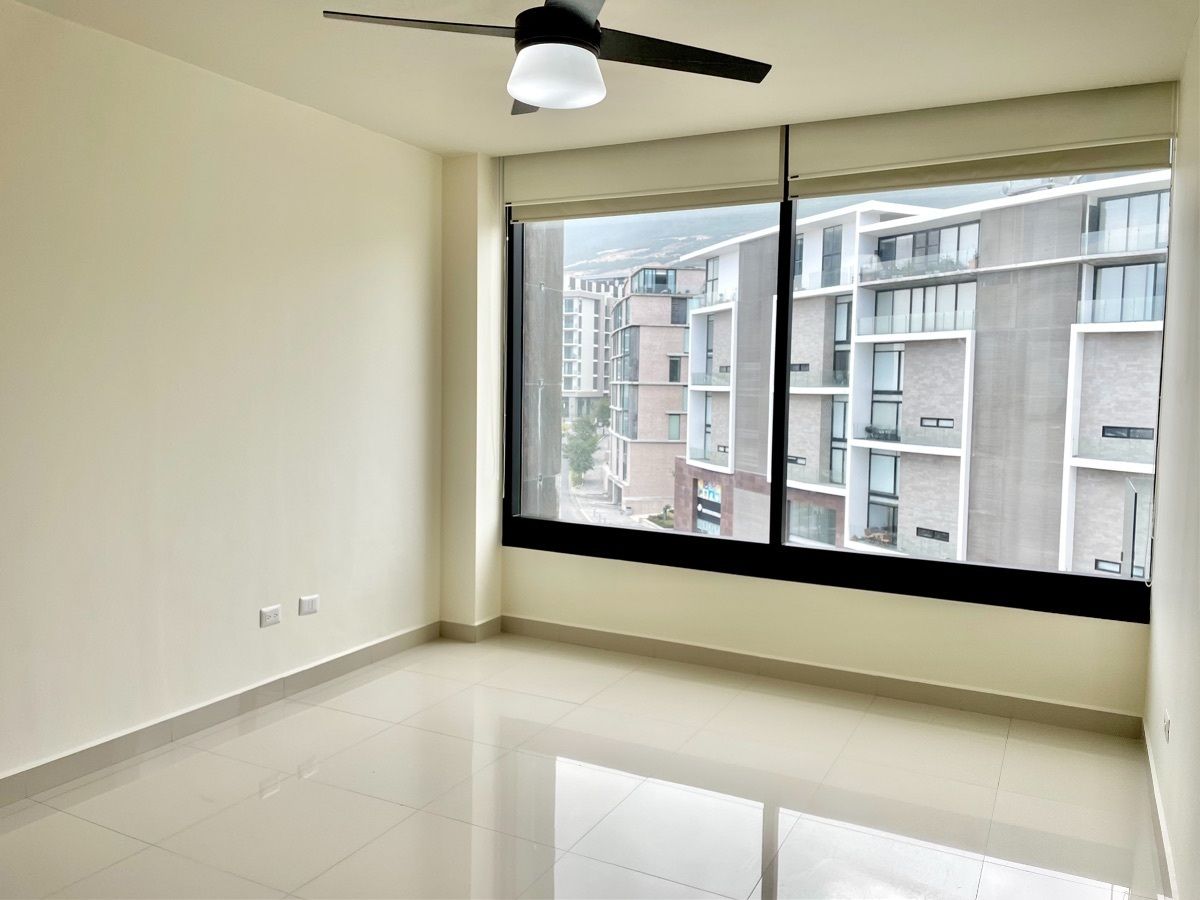 12 de 33: Segunda recámara con amplio ventanal y vista a Sierra Madre