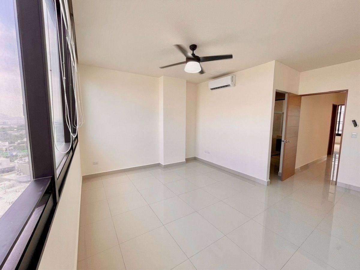 9 de 33: Amplísima recámara principal con minisplit 