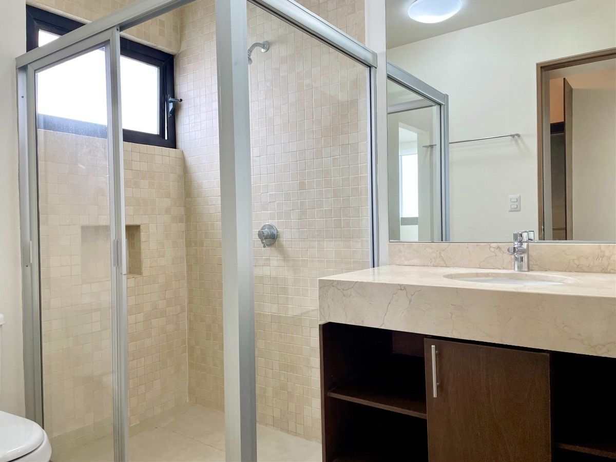11 de 33: Baño con muy buena iluminación en la recámara principal 