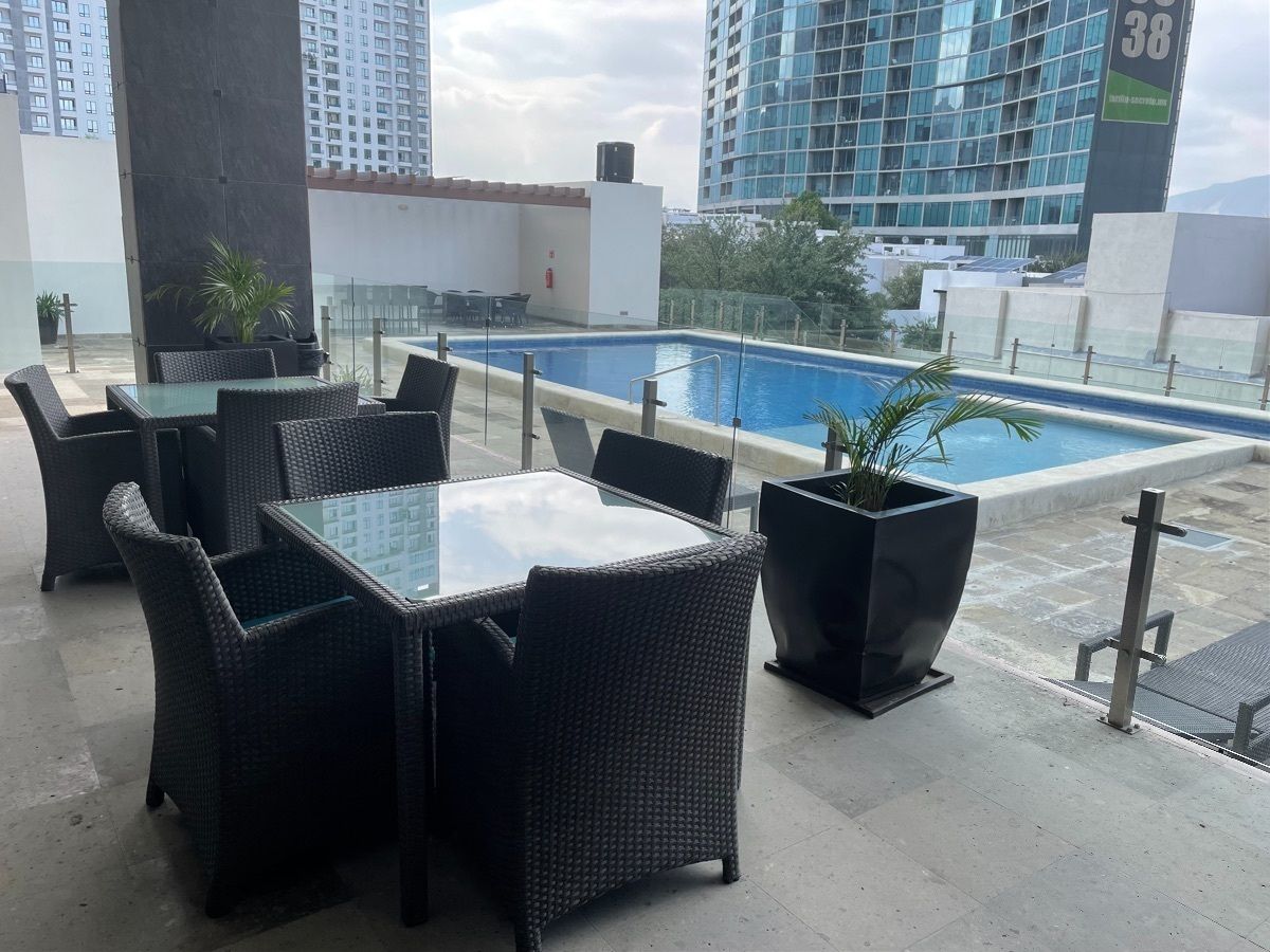 23 de 33: Terraza amueblada al lado de la alberca 