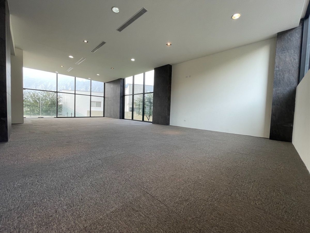 33 de 33: Salón de usos múltiples con vista al jardín 