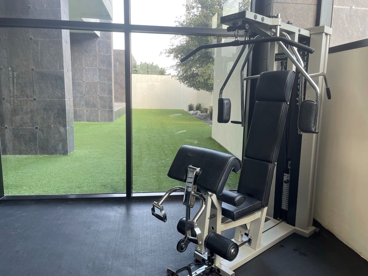 29 de 33: Gimnasio equipado con vista a áreas verdes