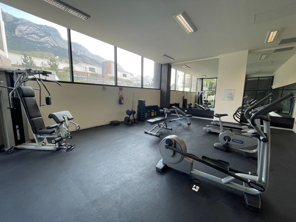 28 de 33: Gimnasio equipado