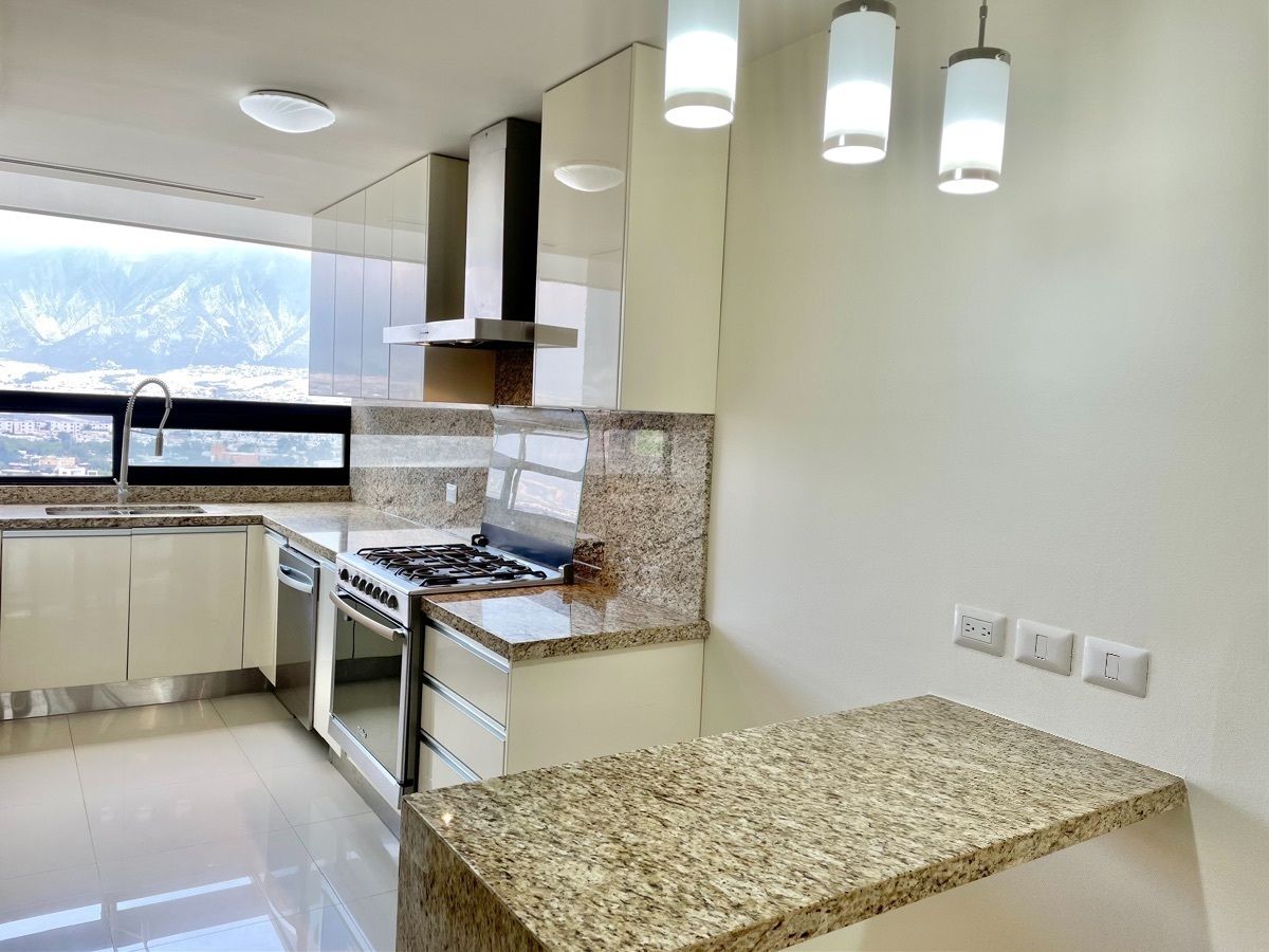 7 de 33: Cocina con barra de granito