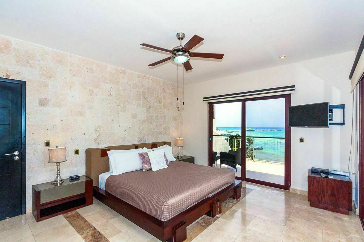 3 of 28: Master suite with king bed, en suite bathroom and ocean view