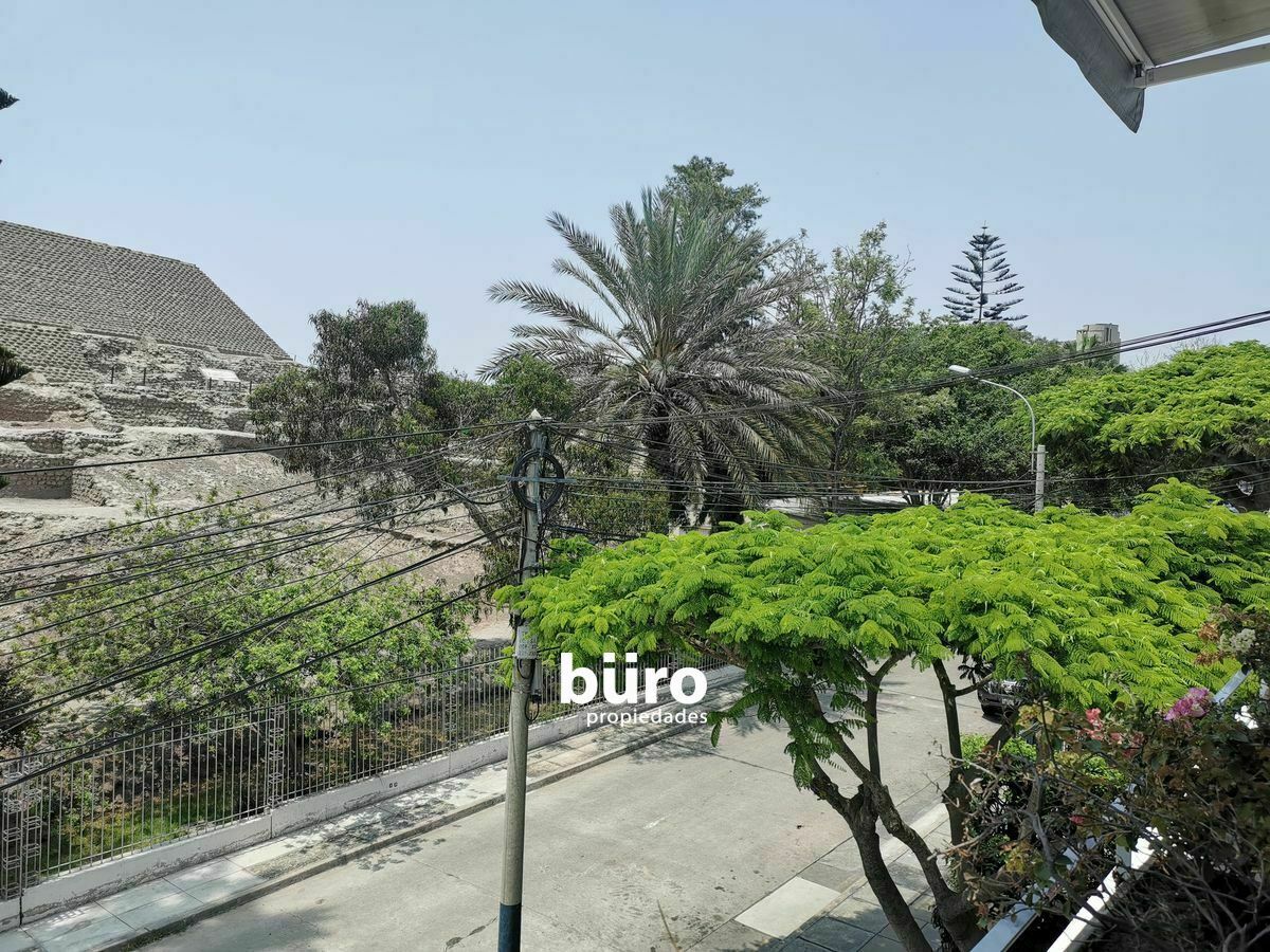 2 de 28: Hermosa vista a la Huaca Pucllana