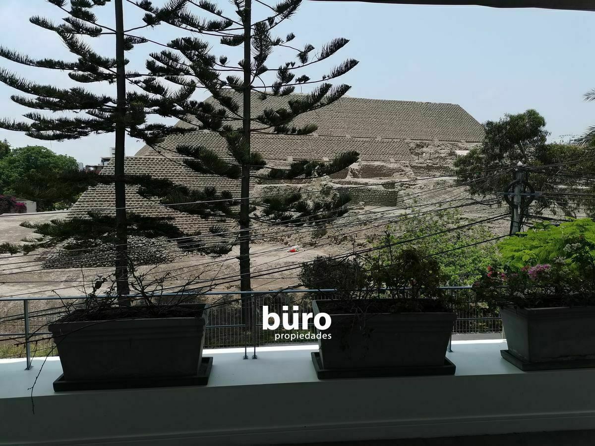 21 de 28: Vista a la Huaca Huallamarca