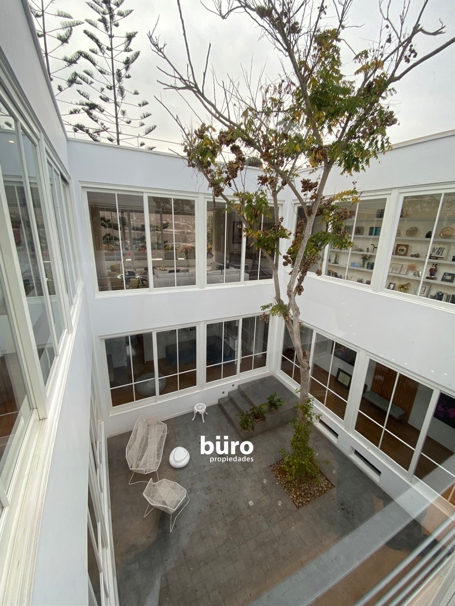 3 de 28: Casa en forma de O con hermoso patio interior