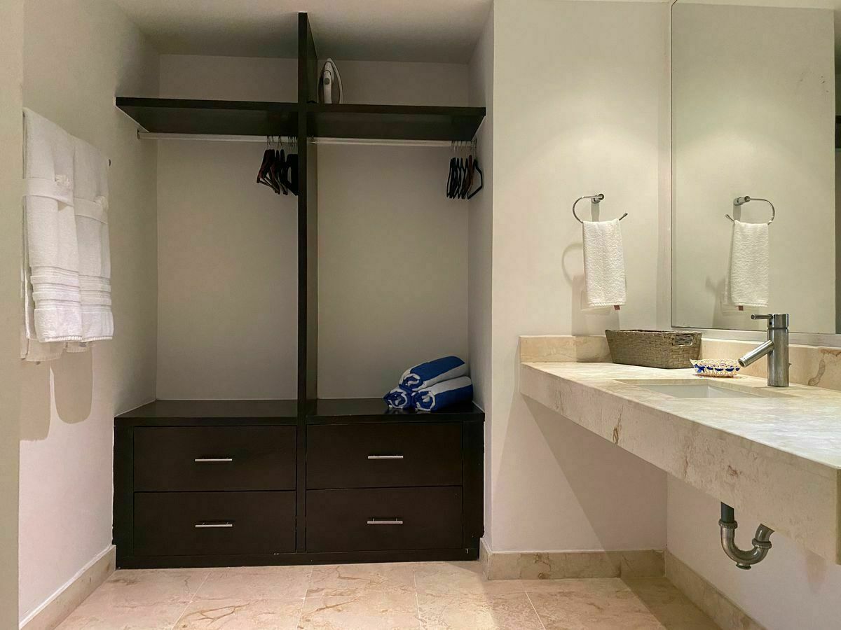 7 of 44: En suite master bathroom