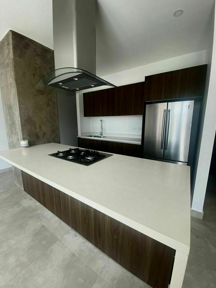 2 of 22: Cocina con barra de cuarzo totalmente equipada