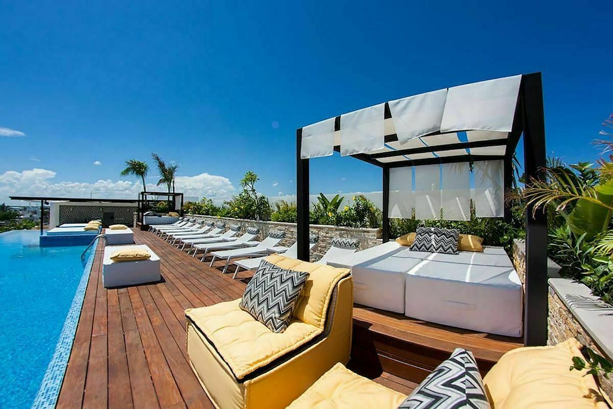 7 of 21: The Menesse the City rooftop floor pool