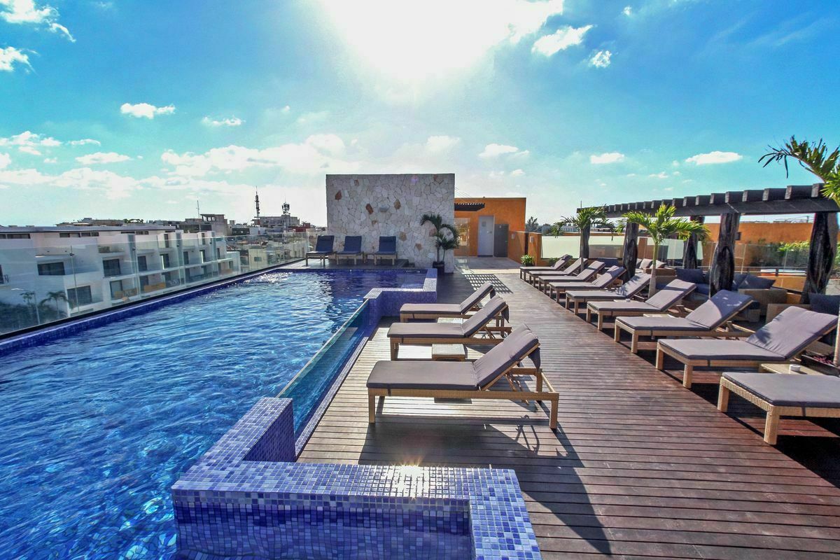 17 of 27: The Lunada community rooftop pool