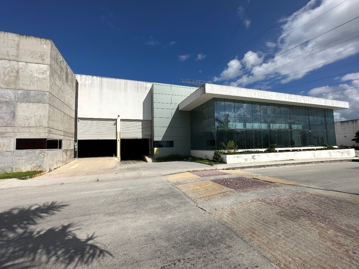 2 de 35: Vista exterior showroom, puertas carga/descarga, vigilancia.