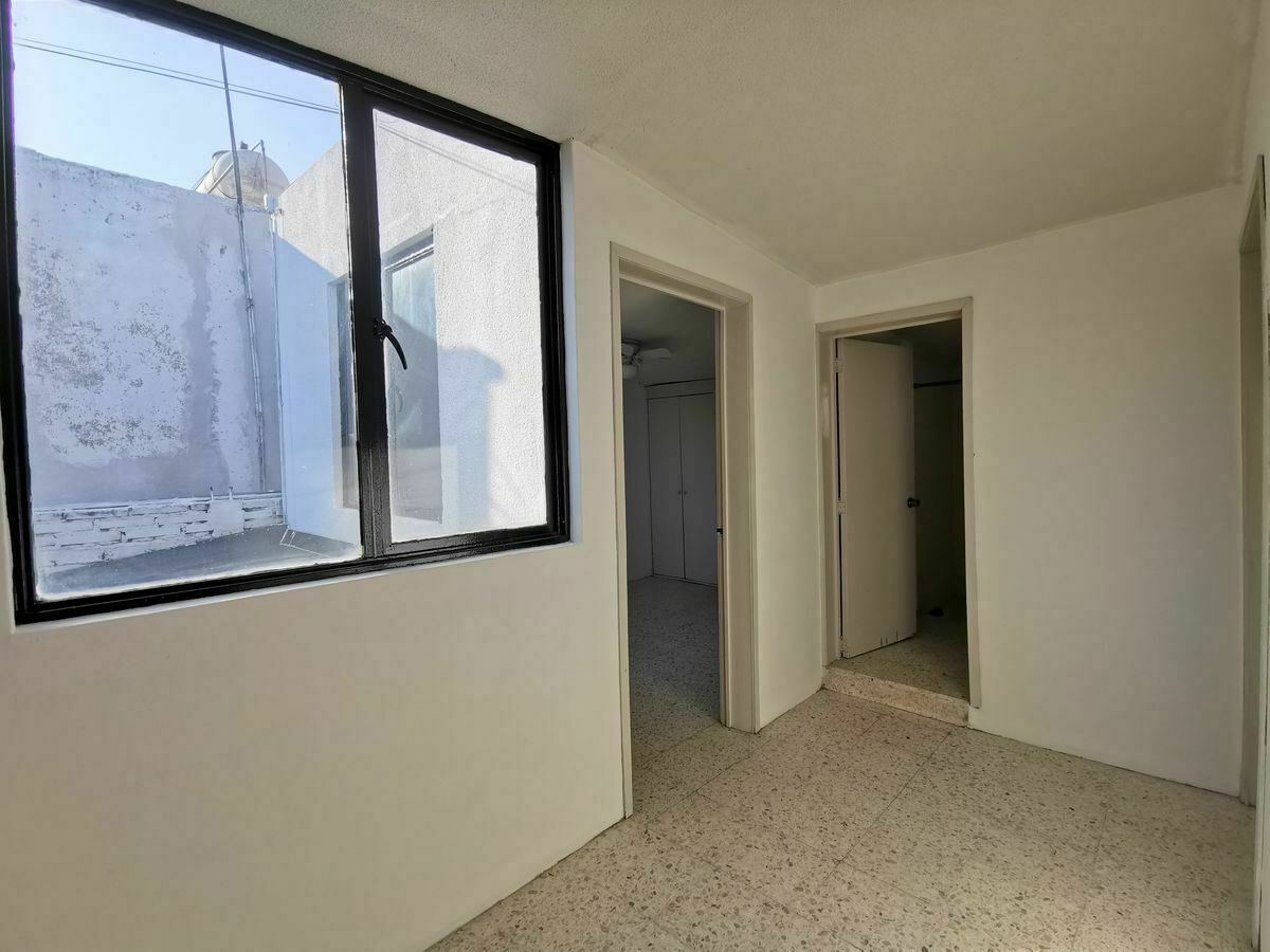 14 of 24: Acceso a Planta Alta