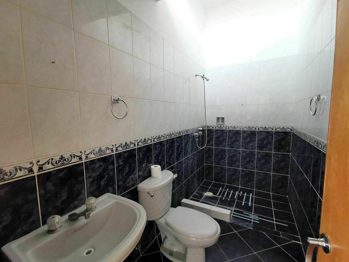 13 of 24: Baño en Habitación de Planta Baja