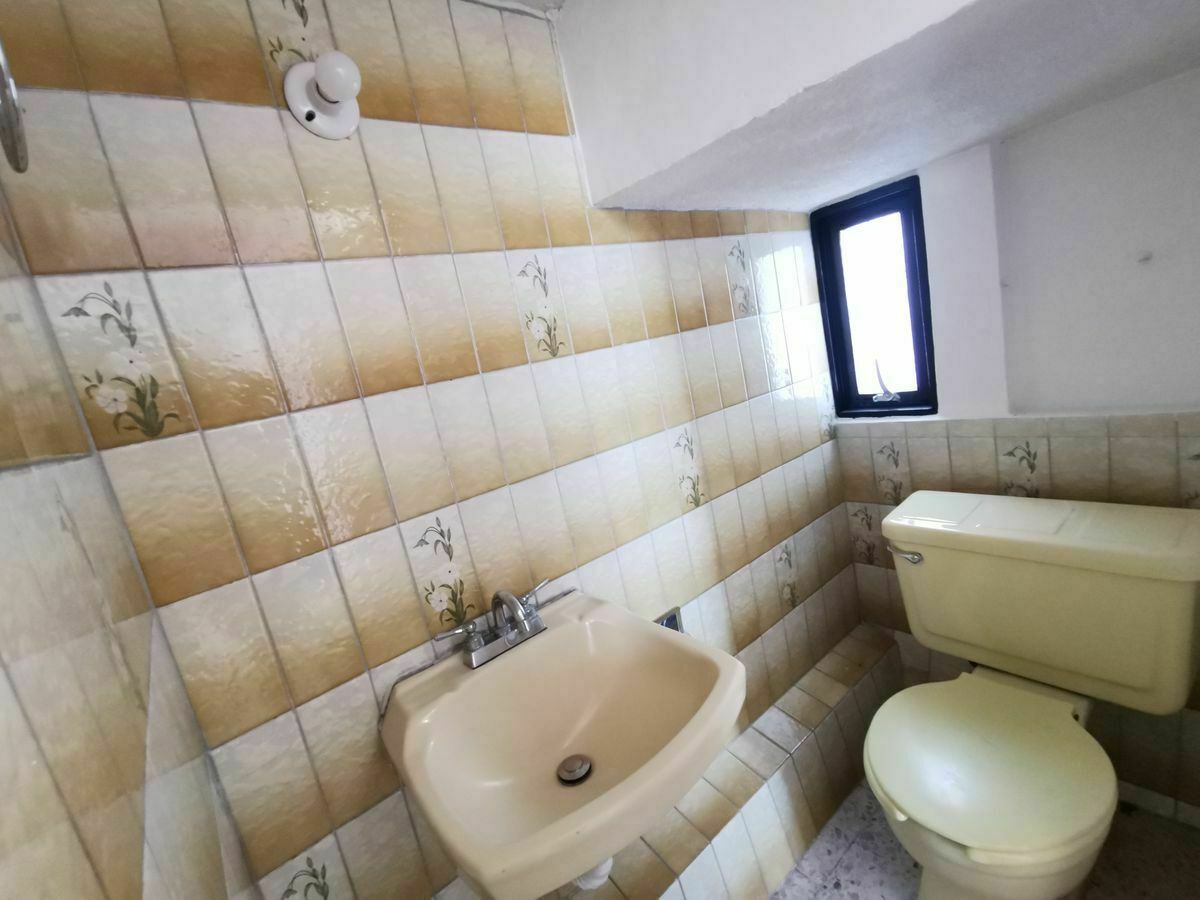 7 of 24: Medio Baño