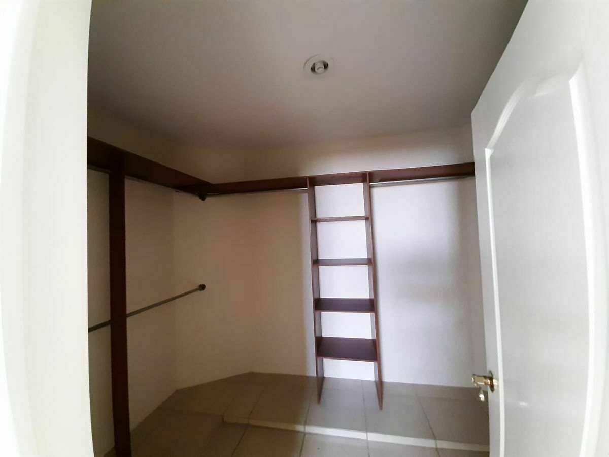 28 de 45: Vestidor recámara principal