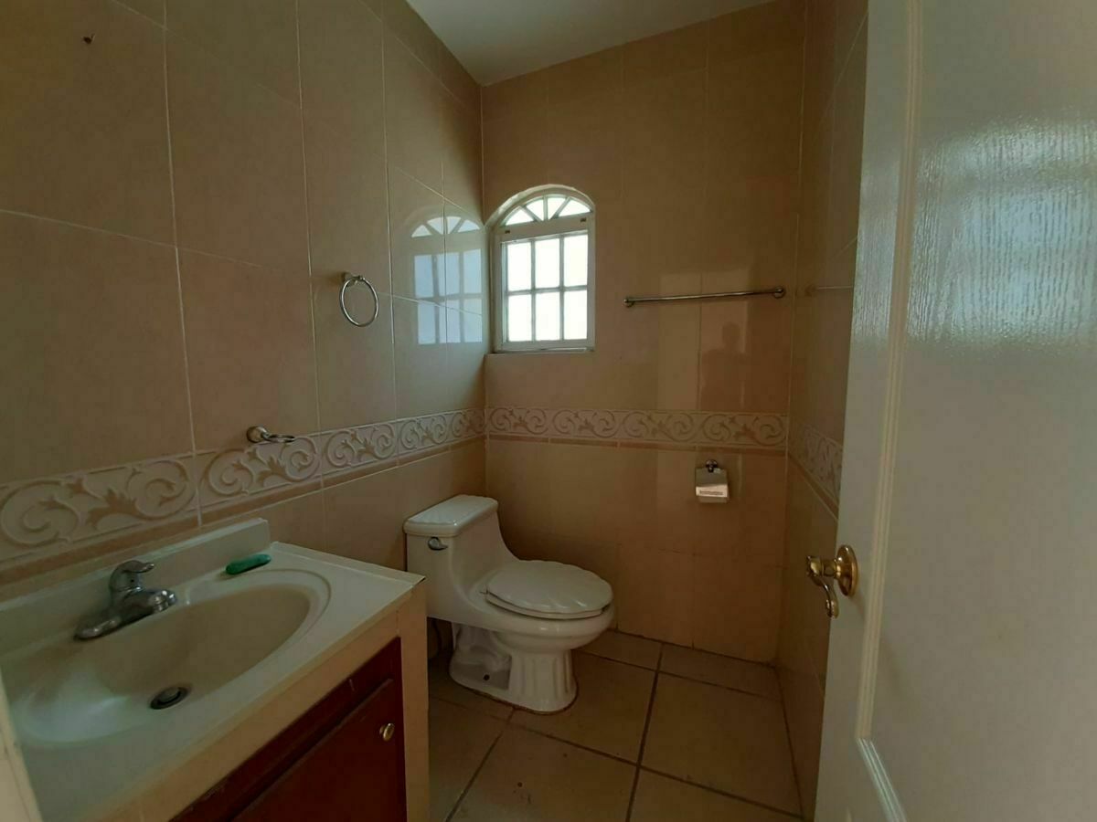 14 de 42: Medio baño planta baja