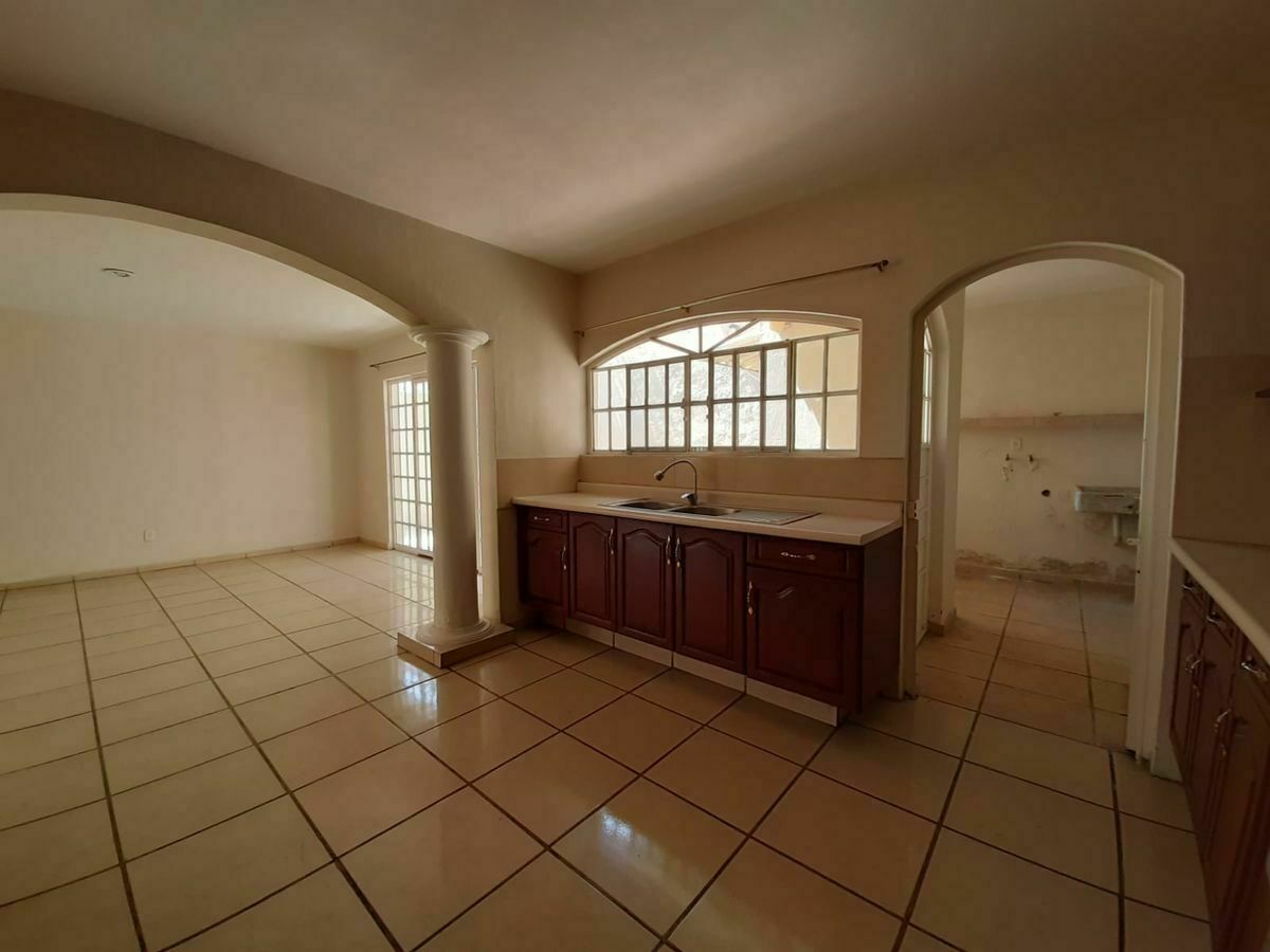 24 de 45: Cuarto de lavado anexo a cocina